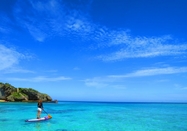 沖縄の楽園の海でSUPクルージ